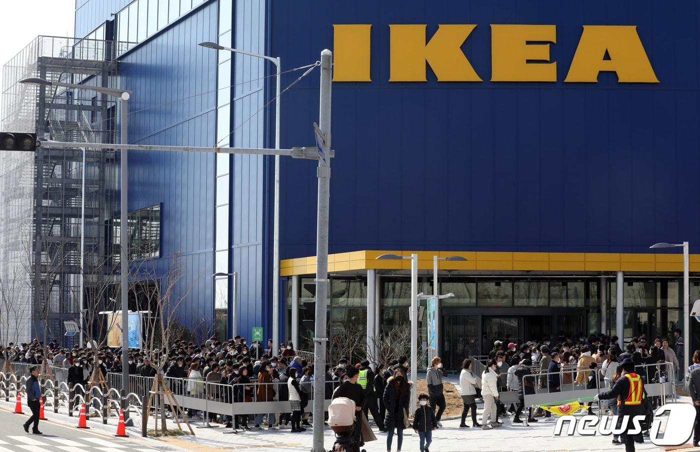 지난 2020년 2월 부산 오시리아 관광단지 안에 위치한 이케아 동부산점 앞이 방문객들로 북적이고 있다. 2020.2.13/뉴스1 ⓒ News1 여주연 기자