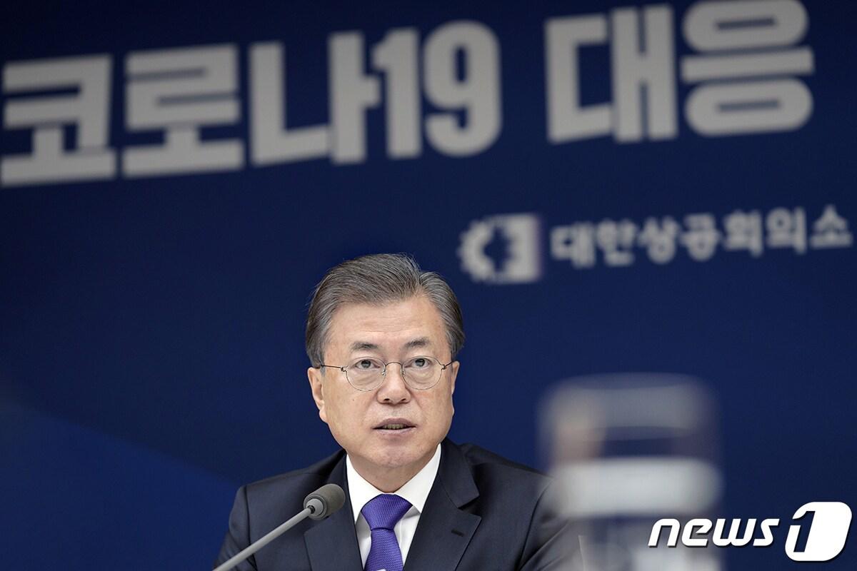 본문 이미지 - 문재인 대통령이 13일 서울 중구 대한상공회의소에서 열린 '코로나19 대응 경제계 간담회'를 하고 있다. (청와대 제공) 2020.2.13/뉴스1