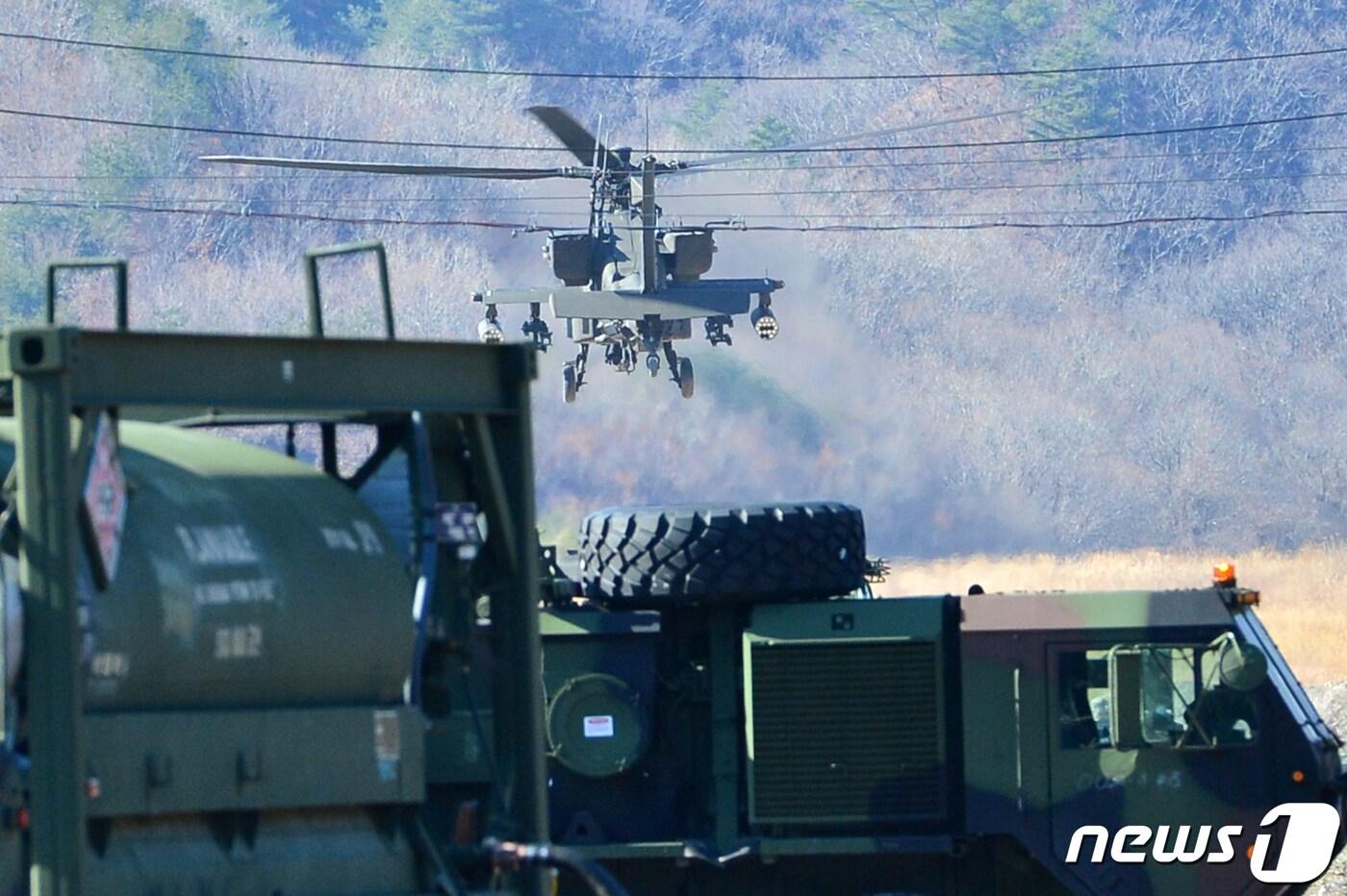 본문 이미지 - 미 육군 아파치 가디언(AH-64E)공격헬기가 경북 포항시 장기면 수성사격장에서 연료를 채운 후 이륙하고 있다. 2020.2.13/뉴스1 ⓒ News1