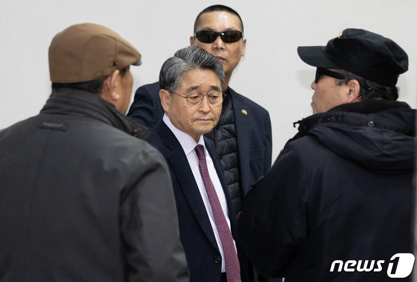 &#34;5·18 민주화운동은 북한이 일으킨 폭동＂이라는 망언으로 재판에 넘겨진 보수논객 지만원씨가 지난 2020년 2월 13일 오후 서울 서초구 서울중앙지방법원에서 열린 정보통신망법상 명예훼손 선고기일에 출석하고 있다. 2020.2.13/뉴스1 ⓒ News1 이재명 기자