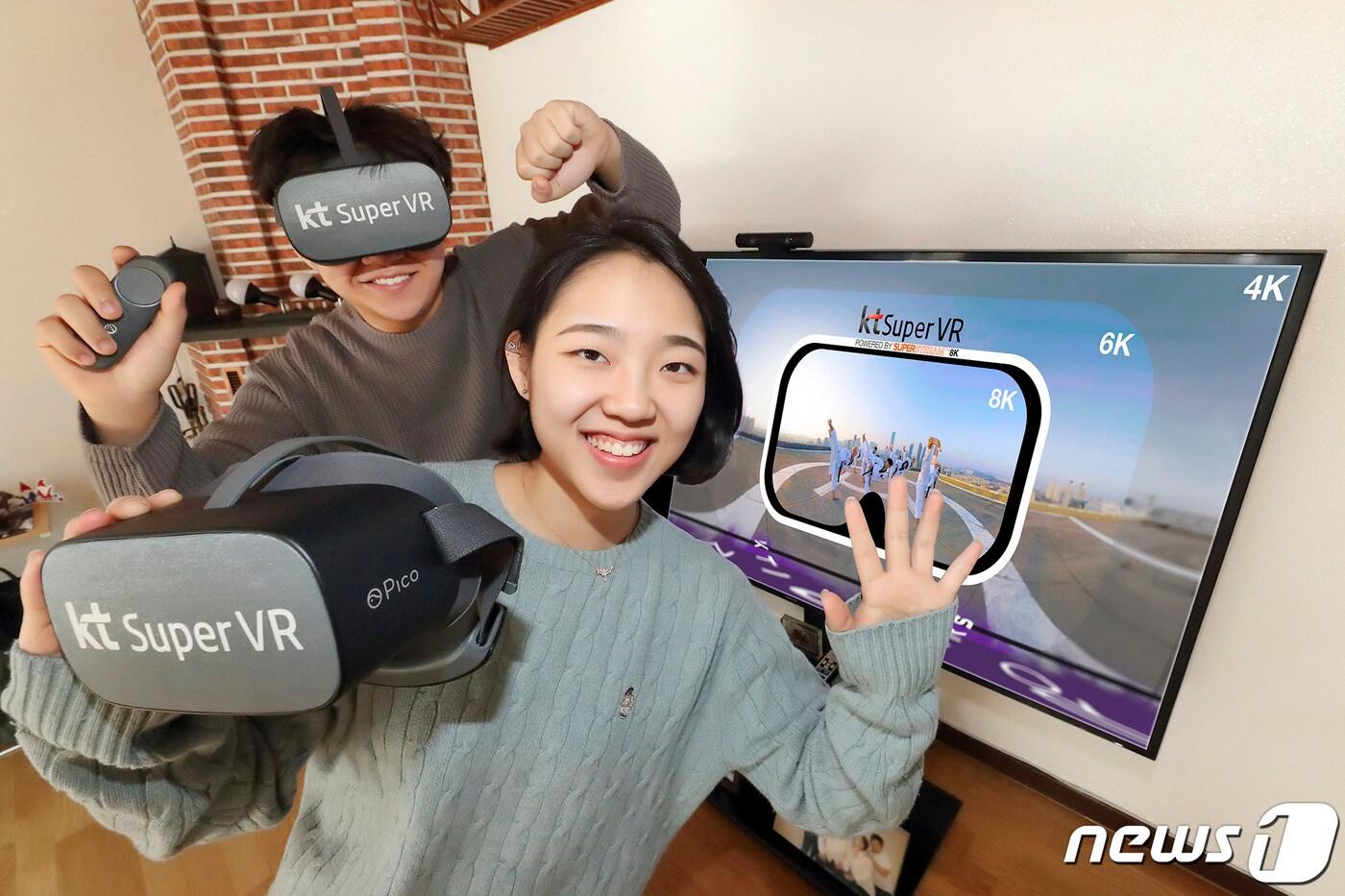 본문 이미지 - KT 모델들이 슈퍼VR로 8K VR 스트리밍 서비스를 체험하고 있다. (KT제공) 2020.02.13/뉴스1