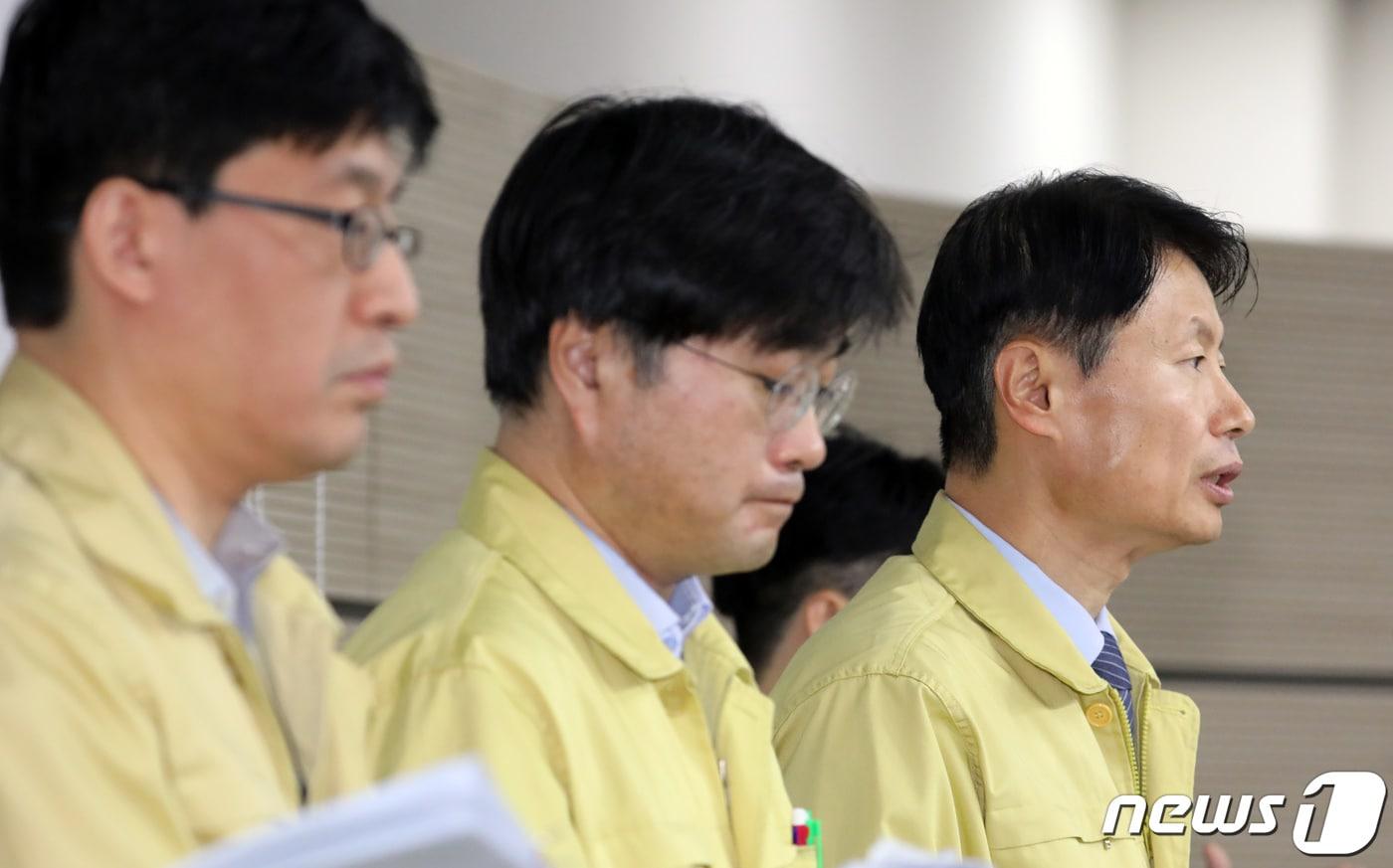 김강립 보건복지부 차관이 14일 정부세종청사 보건복지부 브리핑실에서 코로나19(신종코로나) 중앙사고수습본부 정례 브리핑을 하고 있다.  2020.2.14/뉴스1 ⓒ News1 장수영 기자