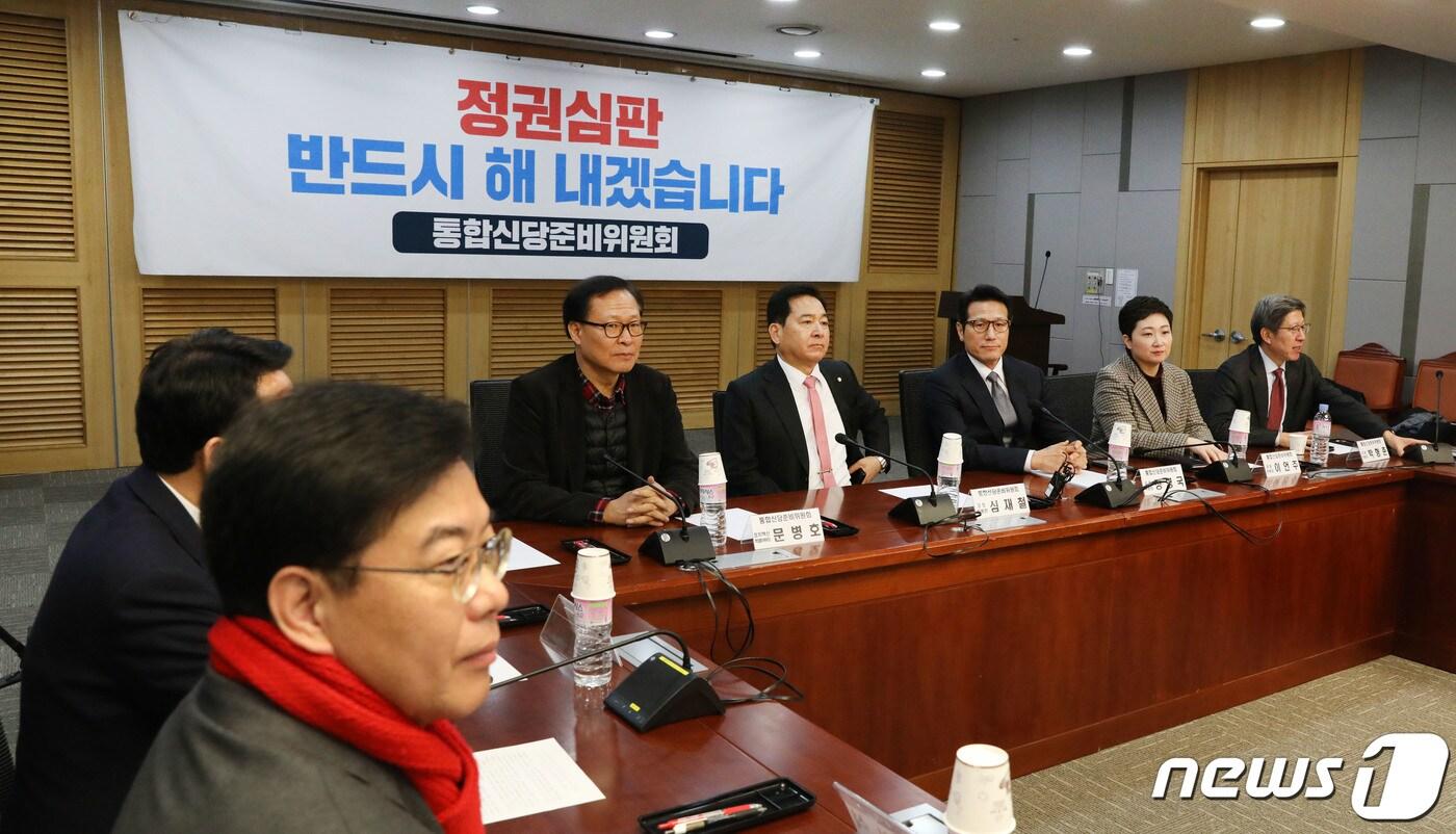 본문 이미지 - 박형준 통합신당준비위 공동위원장 및 참석자들이 14일 오전 서울 여의도 국회 의원회관에서 열린 통합신당준비위 회의에서 이야기를 나누고 있다. 2020.2.14/뉴스1 ⓒ News1 임세영 기자