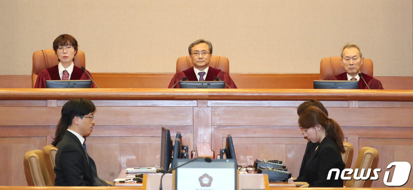 본문 이미지 - 유남석 헌법재판소장과 재판관들이 14일 오후 서울 종로구 재동 헌법재판소 대심판정에서 열린 '패스트트랙 사개특위 사보임' 대한 공개변론에 참석하고 있다. 이날 공개변론은 나경원 의원 등 자유한국당 의원들이 "국회의장이 임시회 회기 중 오 의원을 사보임한 것은 국회법 위반＂이라며 문희상 국회의장을 상대로 낸 권한쟁의 사건이다. 2020.2.14/뉴스1 ⓒ News1 허경 기자