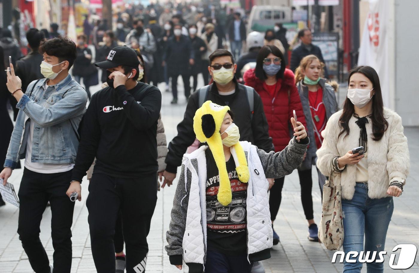 본문 이미지 - 14일 오후 서울 중구 명동거리에서 마스크를 쓴 외국인 관광객들이 이동하고 있다. 2020.2.14/뉴스1 ⓒ News1 송원영 기자