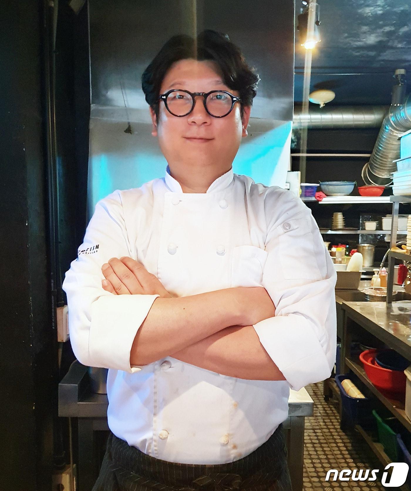 본문 이미지 - 박성열 골드피쉬딤섬퀴진 대표 겸 총괄셰프가 12일 서울 압구정 1호점 주방에서 뉴스1과 인터뷰 후 촬영을 하고 있다.2020.2.12/뉴스1ⓒ 뉴스1 최동현 기자
