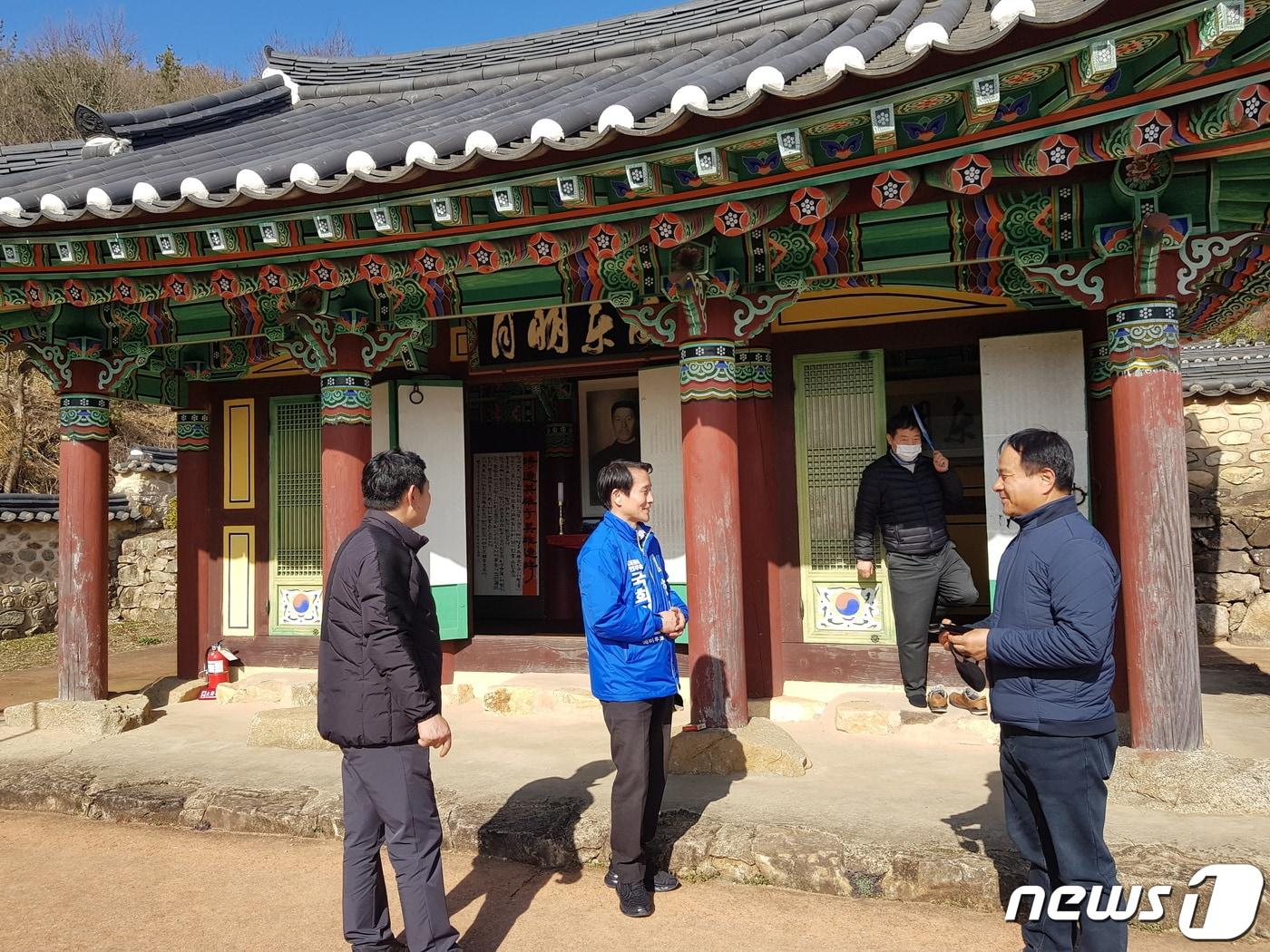 본문 이미지 - 안중근 의사의 위패가 모셔진 전남 장흥군 해동사를 찾은 한명진 예비후보.(한명진 캠프 제공)/뉴스1 ⓒ News1