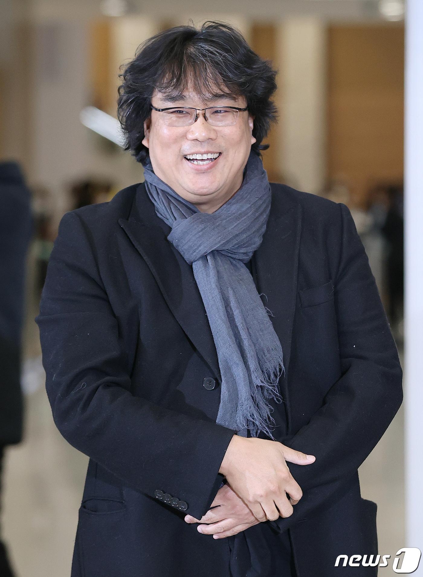본문 이미지 - 봉준호 감독이 제92회 미국 아카데미 시상식을 마치고 16일 오후 인천국제공항을 통해 귀국하고 있다. '기생충'은 지난 9일(현지 시간) 한국 영화 최초로 제92회 아카데미 시상식에서 작품상을 비롯해 감독상, 국제극영화상(구 외국어영화상), 각본상을 수상하며 65년 만에 칸 영화제 황금종려상과아카데미 작품상을 동시에 석권하는 쾌거를 거뒀다. 2020.2.16/뉴스1 ⓒ News1 김진환 기자