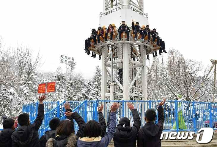 본문 이미지 - (평양 노동신문=뉴스1) = 북한 노동당 기관지 노동신문은 17일 "광명성절을 뜻깊게 경축한 인민들"이라며 관련 사진을 보도했다. 신문은 주민들이 김정일 국방위원장의 생일인 광명성절(2월 16일)을 맞아 '명절 분위기'를 즐겼다고 전했다. 사진은 개선청년공원유희장의 '급강하탑'을 타는 주민들 모습. [국내에서만 사용가능. 재배포 금지. DB 금지. For Use Only in the Republic of Korea. Redistribution Prohibited] rodongphoto@news1.kr