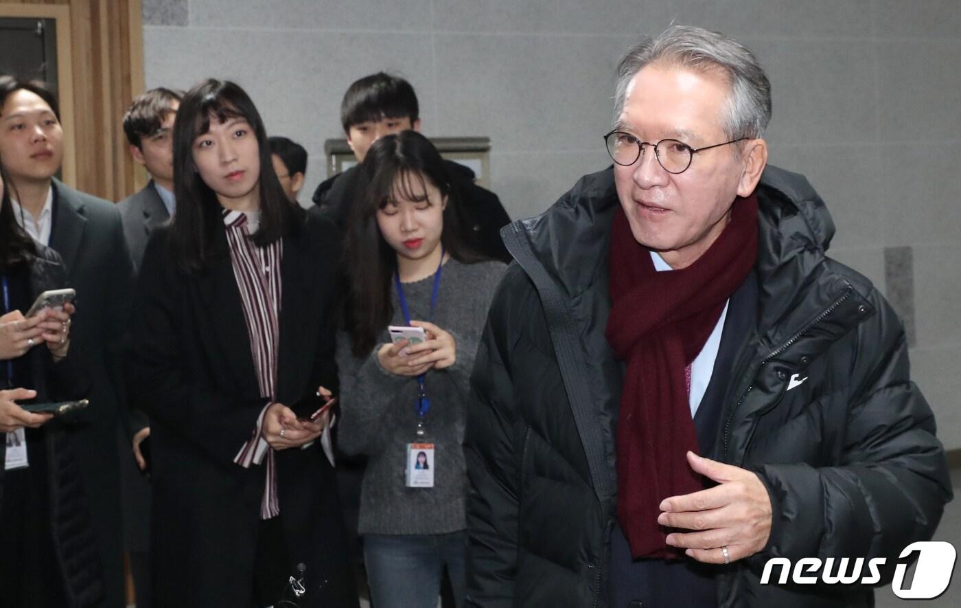 김형오 자유한국당 공천관리위원회 위원장이 17일 서울 여의도 국회 의원회관에서 열린 21대 국회 국회의원선거 후보자 면접장소로 이동하며 취재진 질문에 답변하고 있다. 2020.2.17/뉴스1 ⓒ News1 김명섭 기자