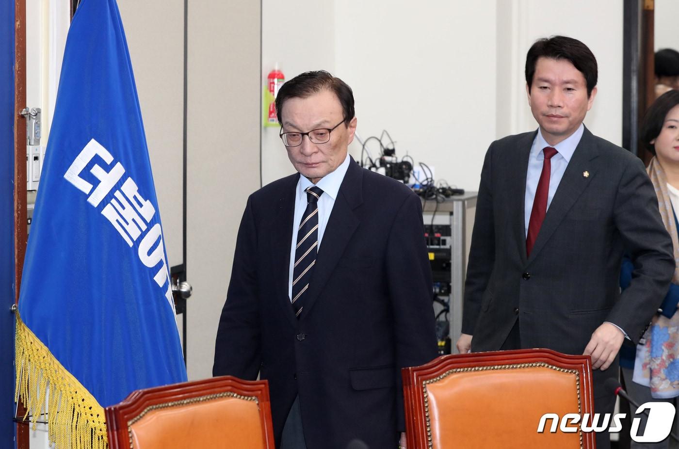 본문 이미지 - 이해찬 더불어민주당 대표와 이인영 원내대표가 17일 오전 서울 여의도 국회에서 열린 최고위원회의에 참석하고 있다. 2020.2.17/뉴스1 ⓒ News1 박세연 기자