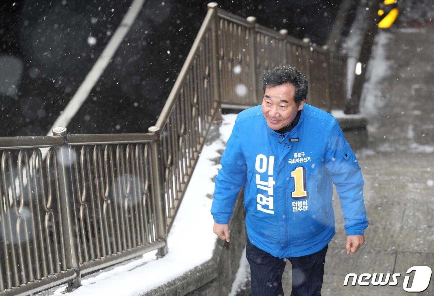 본문 이미지 - 4.15총선에서 더불어민주당 후보로 종로에 출마하는 이낙연 전 국무총리가 17일 오전 낙후지역 관광지 개발 방안 관련 현장방문을 위해 서울 종로구에 위치한 영화 '기생충' 촬영지인 자하문터널 입구계단을 찾아 주민들의 이야기를 듣고 있다. 2020.2.17/뉴스1 ⓒ News1 박지혜 기자