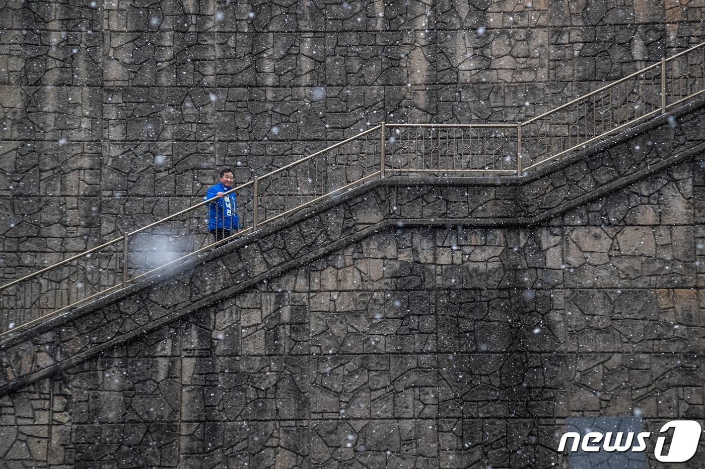 더불어민주당 후보로 종로 출마를 선언한 이낙연 전 국무총리가 17일 오전 서울 종로구 부암동에 위치한 영화 '기생충' 촬영지를 찾아 계단을 오르고 있다. 2020.2.17/뉴스1 ⓒ News1 박지혜 기자