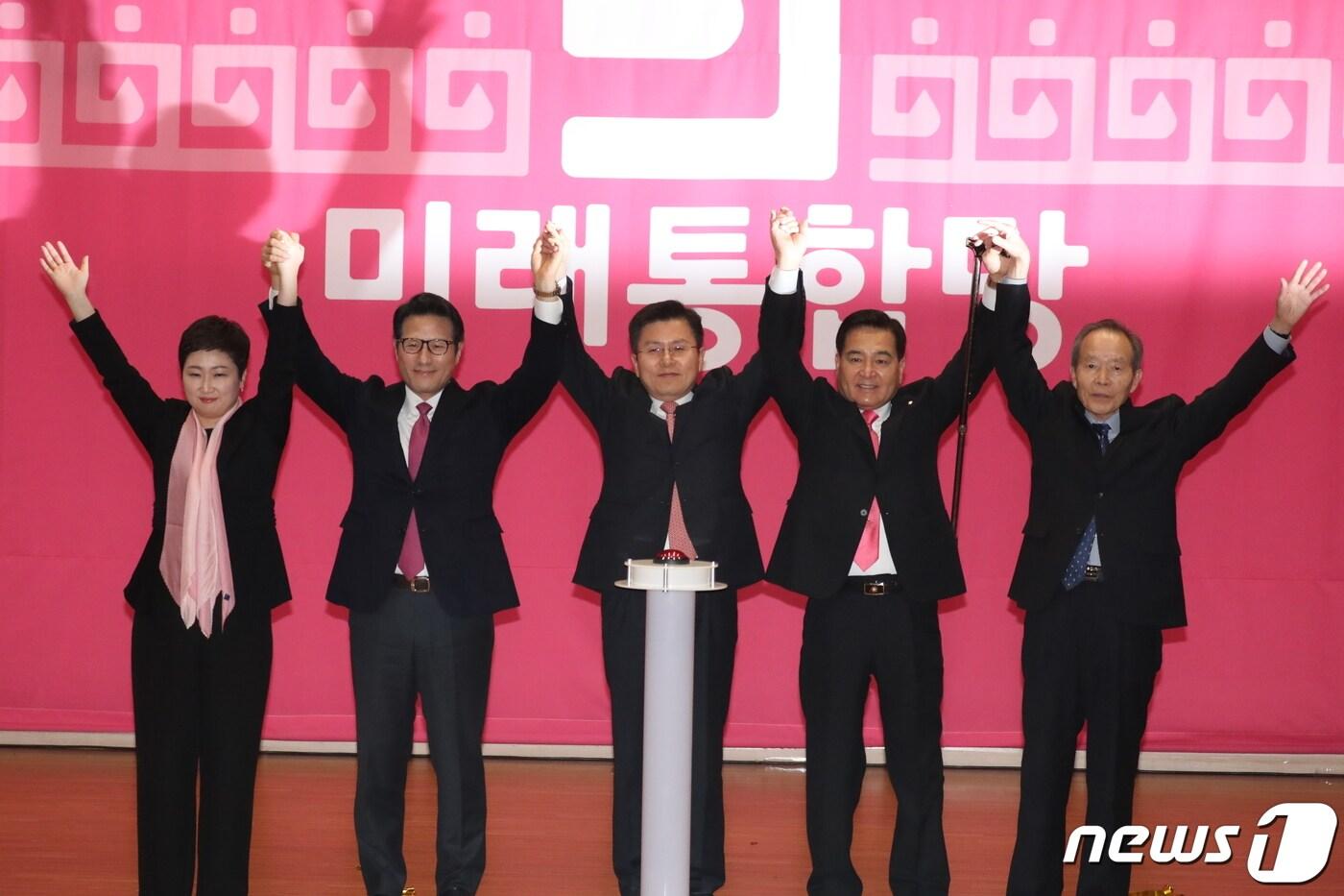 본문 이미지 - 17일 서울 여의도 국회 의원회관에서 열린 미래통합당 출범식에서 황교안 자유한국당 대표, 유의동 새로운보수당 책임대표, 이언주 전진당 대표 등 참석자들이 당명을 공개하며 손을 맞잡고 있다. 2020.2.17/뉴스1 ⓒ News1 김명섭 기자