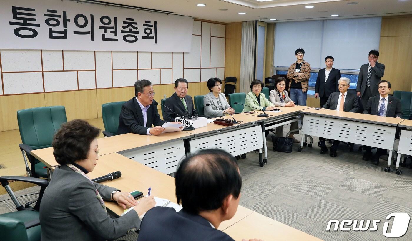 본문 이미지 - 유성엽 대안신당 통합추진위원장이 17일 오후 서울 여의도 국회 의원회관에서 열린 바른미래당·대안신당·민주평화당 통합의원총회에서 발언을 하고 있다. 이날 통합의원총회에서는 공동 교섭단체 명칭 및 대표의원을 선출한다. 이들이 교섭단체로 인정 받을 경우 2월 임시국회에서 대표연설 자격이 주어지며, 각종 협상에 더불어민주당·미래통합당과 함께 교섭단체로 참여하게 된다. 2020.2.17/뉴스1 ⓒ News1 임세영 기자