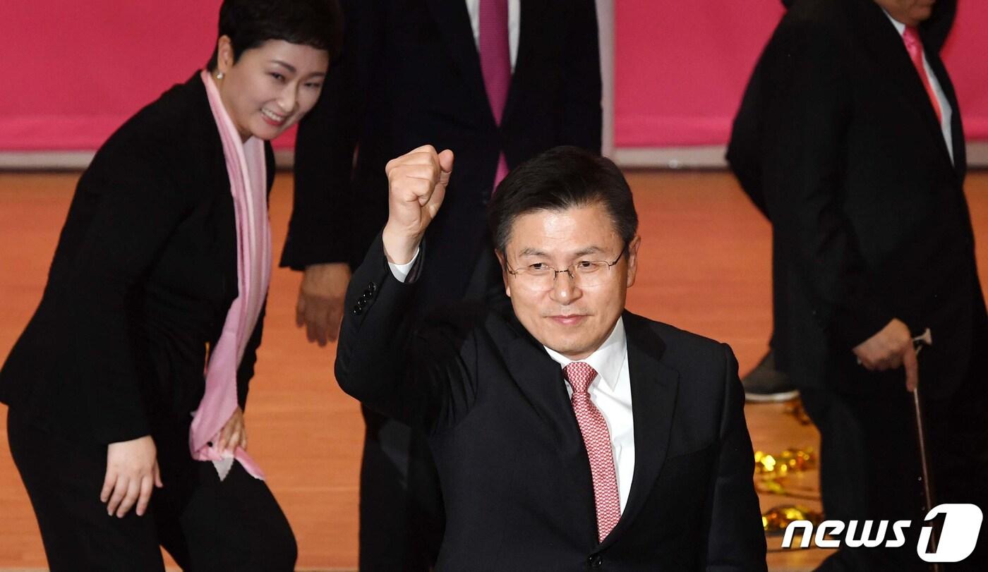 본문 이미지 - 황교안 미래통합당 대표가 17일 서울 여의도 국회에서 열린 출범식에서 주먹을 불끈 쥐어 보이고 있다. 보수진영의 통합은 2017년 1월 박근혜 전 대통령 탄핵 사태로 새누리당이 분열한 이후 3년여만이다. 미래통합당(113석)은 한국당의 위성정당인 미래한국당 의석(5명)까지 합하면 118석으로 민주당(129석)과 11석 차이다. 2020.2.17/뉴스1 ⓒ News1 김명섭 기자