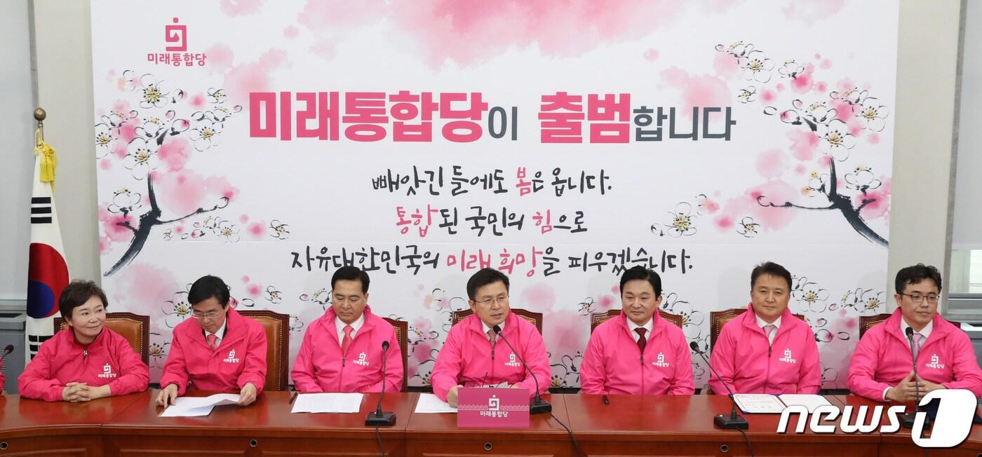 본문 이미지 - 황교안 미래통합당 대표가 17일 오후 서울 여의도 국회에서 열린 첫 최고위원회 회의에서 모두발언을 하고 있다. 황 대표는 모두발언에서 "총선 승리가 곧 민생의 승리 국민의 승리라는 각오로 반드시 압승을 이뤄낼 것＂이라고 밝혔다. 2020.2.17/뉴스1 ⓒ News1 박세연 기자