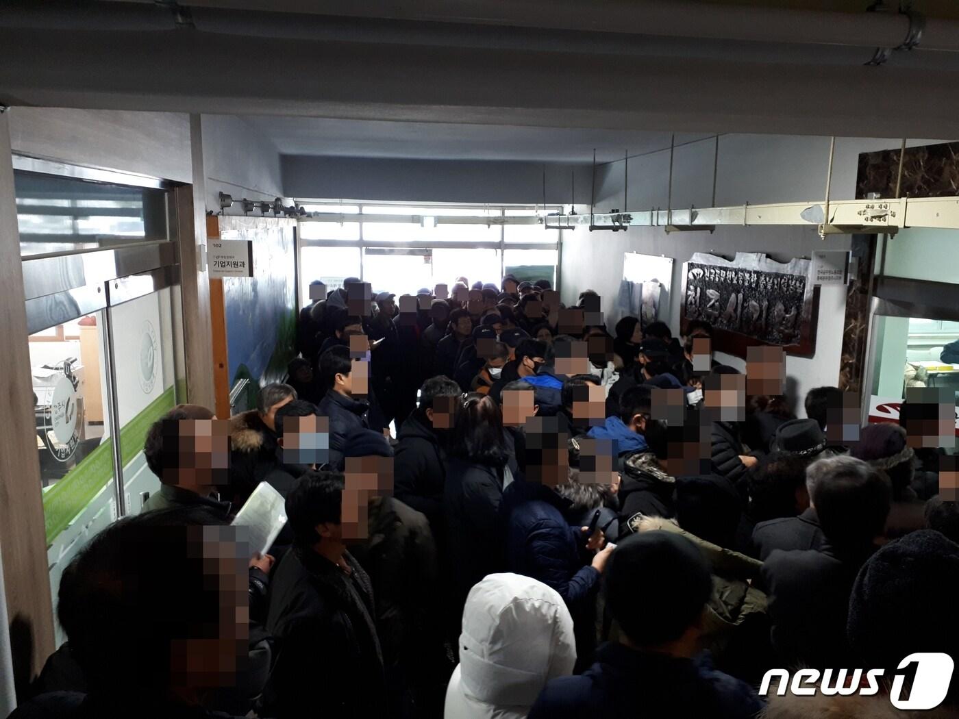 본문 이미지 - 충북 청주시는 다음 달 5일까지 경유차 조기 폐차 사업 등 운행 경유차 배출가스 저감 사업 지원 대상자를 모집한다고 22일 밝혔다. 사진은 지난해 청주시 노후 경유차 폐차지원 신청 모습(사진은 기사와 관련 없음) ⓒ 뉴스1