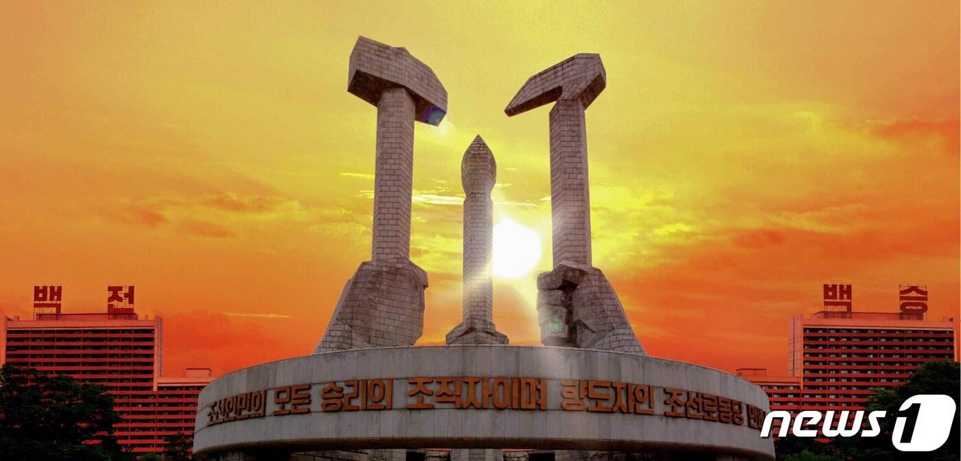 (평양 노동신문=뉴스1) = 북한 노동당 기관지 노동신문은 18일 2면에 '위대한 김일성-김정일주의 당, 주체의 혁명적 당 건설의 새 역사를 펼치시어'라는 제목의 특집기사를 싣고 노동당 창건 기념탑 사진을 공개했다. [국내에서만 사용가능. 재배포 금지. DB 금지. For Use Only in the Republic of Korea. Redistribution Prohibited] rodongphoto@news1.kr