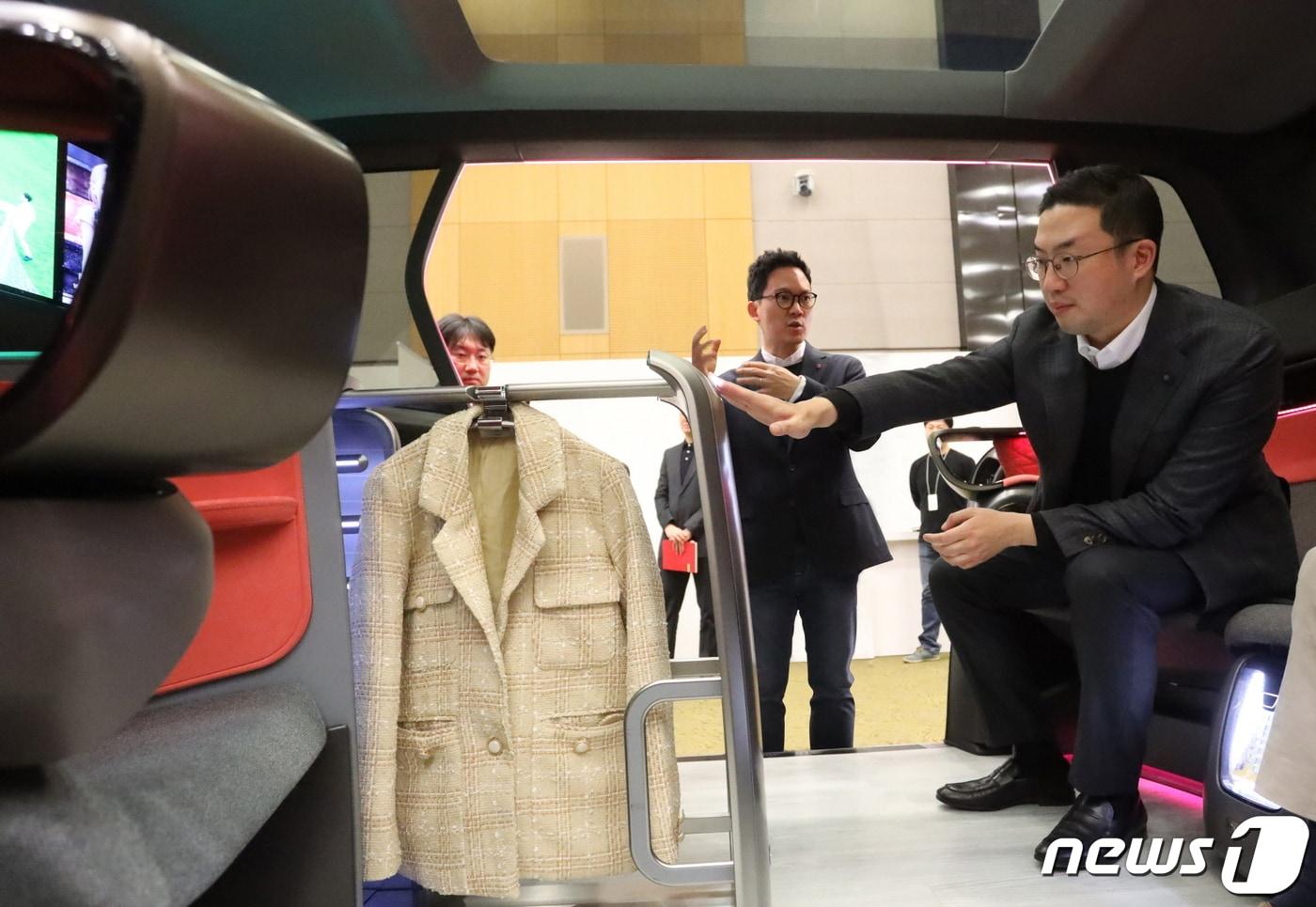 본문 이미지 - 구광모 LG 대표가 17일 오후 서울 서초구 LG전자 디자인경영센터를 방문해 미래형 커넥티드카 내부에 설치된 의류관리기의 고객편의성 디자인을 살펴보고 있다.(LG제공)2020.02.18/뉴스1ⓒ 뉴스1