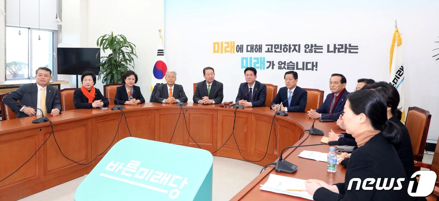 본문 이미지 - 이동섭 바른미래당 원내대표 권한대행 등 의원들이 18일 서울 여의도 국회에서 열린 의원총회에서 대화를 하고 있다. 2020.2.18/뉴스1 ⓒ News1 김명섭 기자