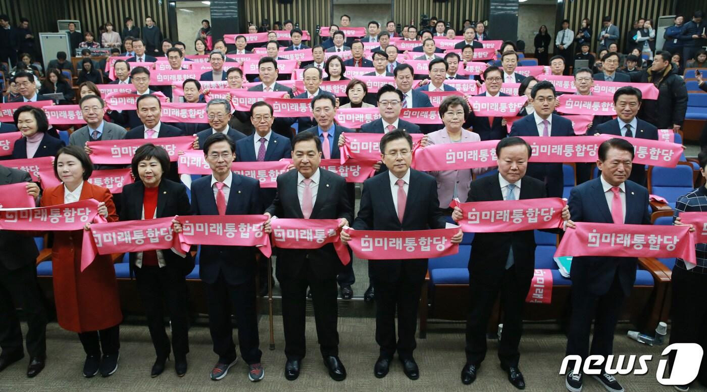 본문 이미지 - 황교안 미래통합당 대표와 심재철 원내대표를 비롯한 의원들이 18일 오전 서울 여의도 국회에서 열린 미래통합당 첫 의원총회에서 구호를 외치고 있다.  2020.2.18/뉴스1 ⓒ News1 임세영 기자
