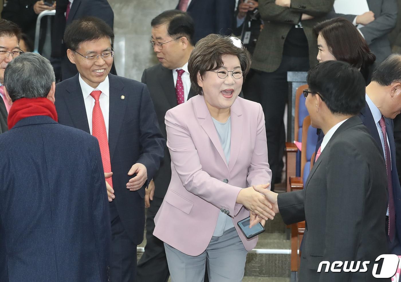 본문 이미지 - 이혜훈 미래통합당 의원이 18일 오전 서울 여의도 국회에서 열린 의원총회에 참석하고 있다. 2020.2.18/뉴스1 ⓒ News1 임세영 기자