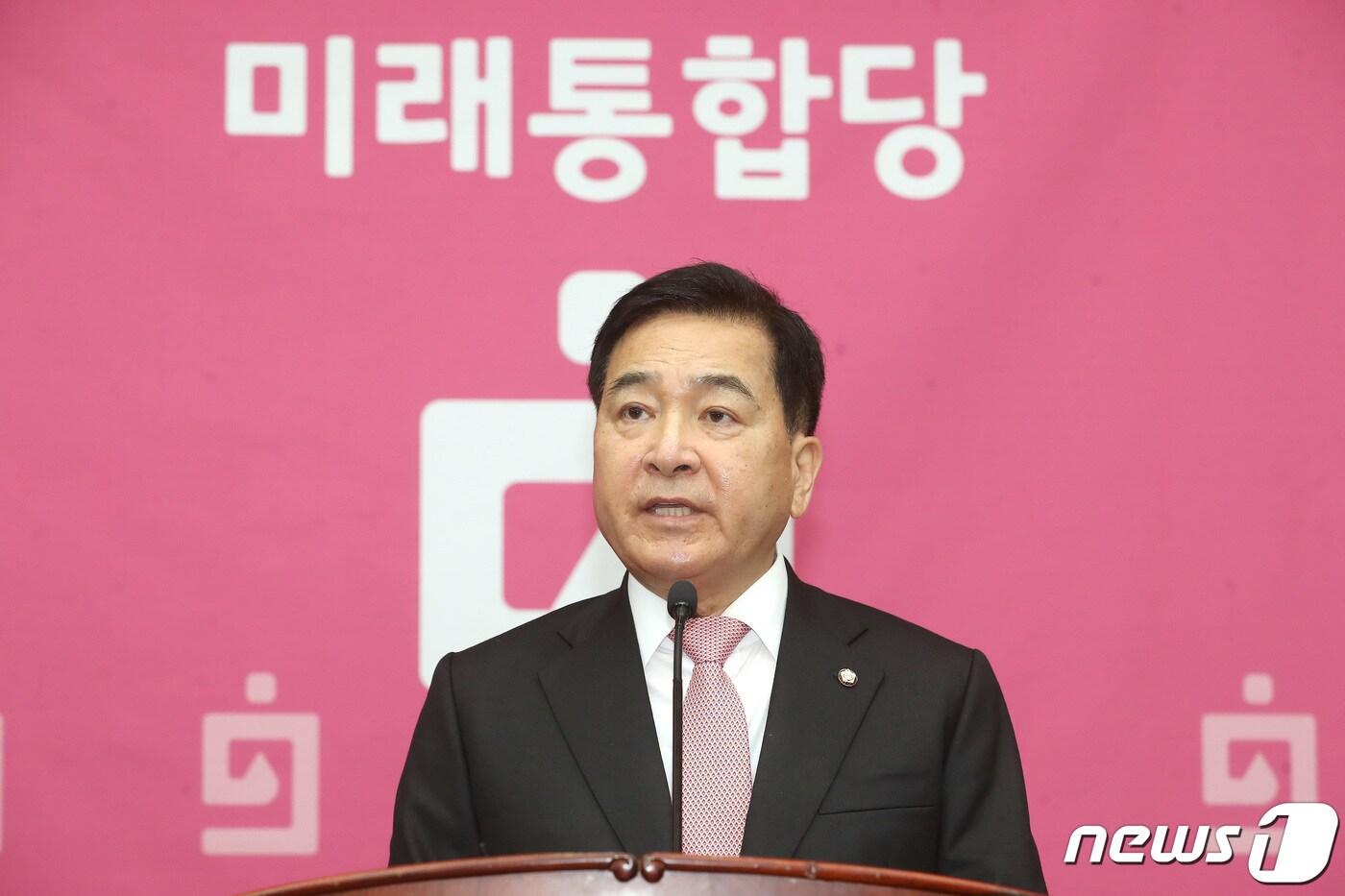 본문 이미지 - 심재철 미래통합당 원내대표가 18일 오전 서울 여의도 국회에서 열린 의원총회에서 모두발언을 하고 있다. 2020.2.18/뉴스1 ⓒ News1 임세영 기자