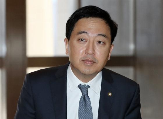 본문 이미지 - 지난 2월 18일 더불어민주당 의원총회에 참석하던 금태섭 의원 모습.  정치신인인 강선우 전 당 부대변인에 패해 공천받는세 실패, 거대한 친문의 벽을 실감해야 했다. ⓒ News1 박세연 기자