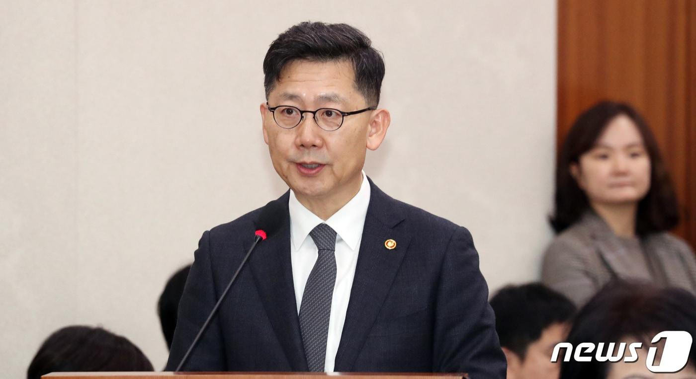 본문 이미지 - 김현수 농림축산식품부 장관이 18일 서울 여의도 국회에서 열린 농림축산식품해양수산위원회 전체회의에서 업무보고를 하고 있다. 2020.2.18/뉴스1 ⓒ News1 김명섭 기자
