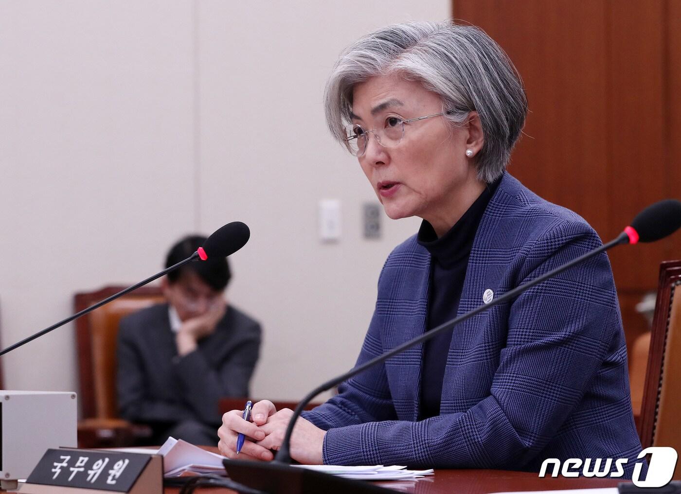 본문 이미지 - 강경화 외교부 장관이 18일 서울 여의도 국회에서 열린 외교통일위원회 전체회의에 참석해 한미방위비 분담금 협상 관련 질의에 답하고 있다. 강 장관은 미국과 계속 대화하고 있으며 아직 결정된 것은 없다고 밝혔다. 2020.2.18/뉴스1 ⓒ News1 박세연 기자