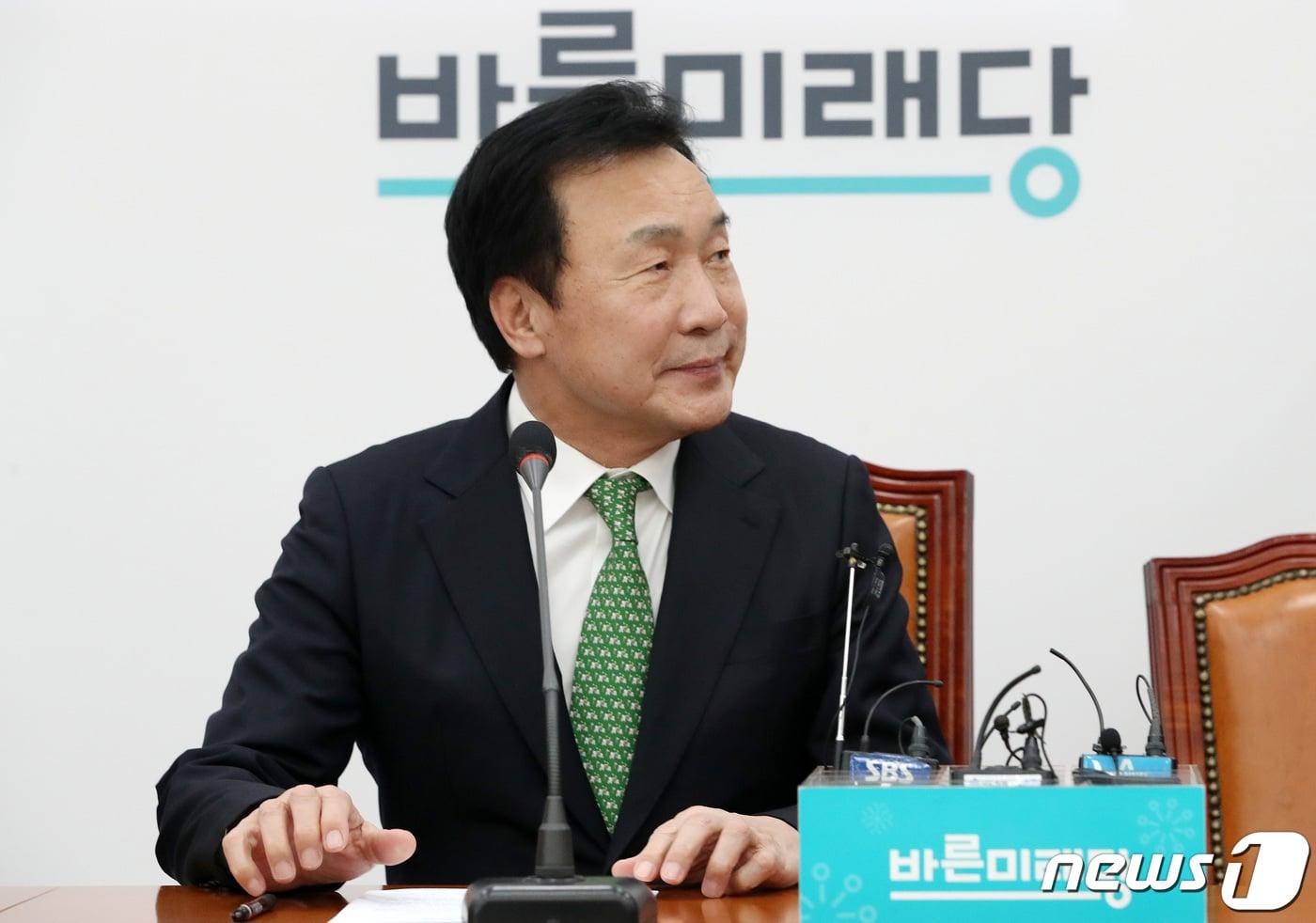 본문 이미지 - 손학규 바른미래당 대표가 18일 오후 서울 여의도 국회에서 열린 소상공인당 정책간담회에서 인사말을 하기 전 생각에 잠겨있다. 2020.2.18/뉴스1 ⓒ News1 박세연 기자