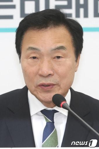 본문 이미지 - 손학규 바른미래당 대표가 19일 오전 서울 여의도 국회에서 열린 제205차 최고위원회의에서 모두발언을 하고 있다. 이날 손 대표는 지난 18일 안철수계 의원등 비례대표 9명이 의원직을 잃지 않는 제명 형식의 '셀프 제명'을 두고 "당헌·당규와 정당법을 위반한 무효행위＂라고 말했다. 2020.2.19/뉴스1 ⓒ News1 임세영 기자