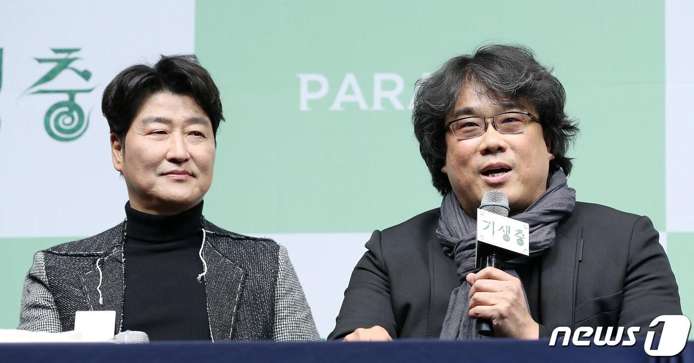 봉준호 감독이 19일 오전 서울 중구 소공로 웨스틴조선호텔에서 열린 영화 ‘기생충’ 기자회견에서 인사말을 하고 있다. 영화 '기생충'은 지난 9일(현지 시간) 한국 영화 최초로 제92회 아카데미 시상식에서 작품상을 비롯해 감독상, 국제극영화상(구 외국어영화상), 각본상을 수상하며 65년 만에 칸 영화제 황금종려상과아카데미 작품상을 동시에 석권하는 쾌거를 거뒀다. 2020.2.19/뉴스1 ⓒ News1 김진환 기자