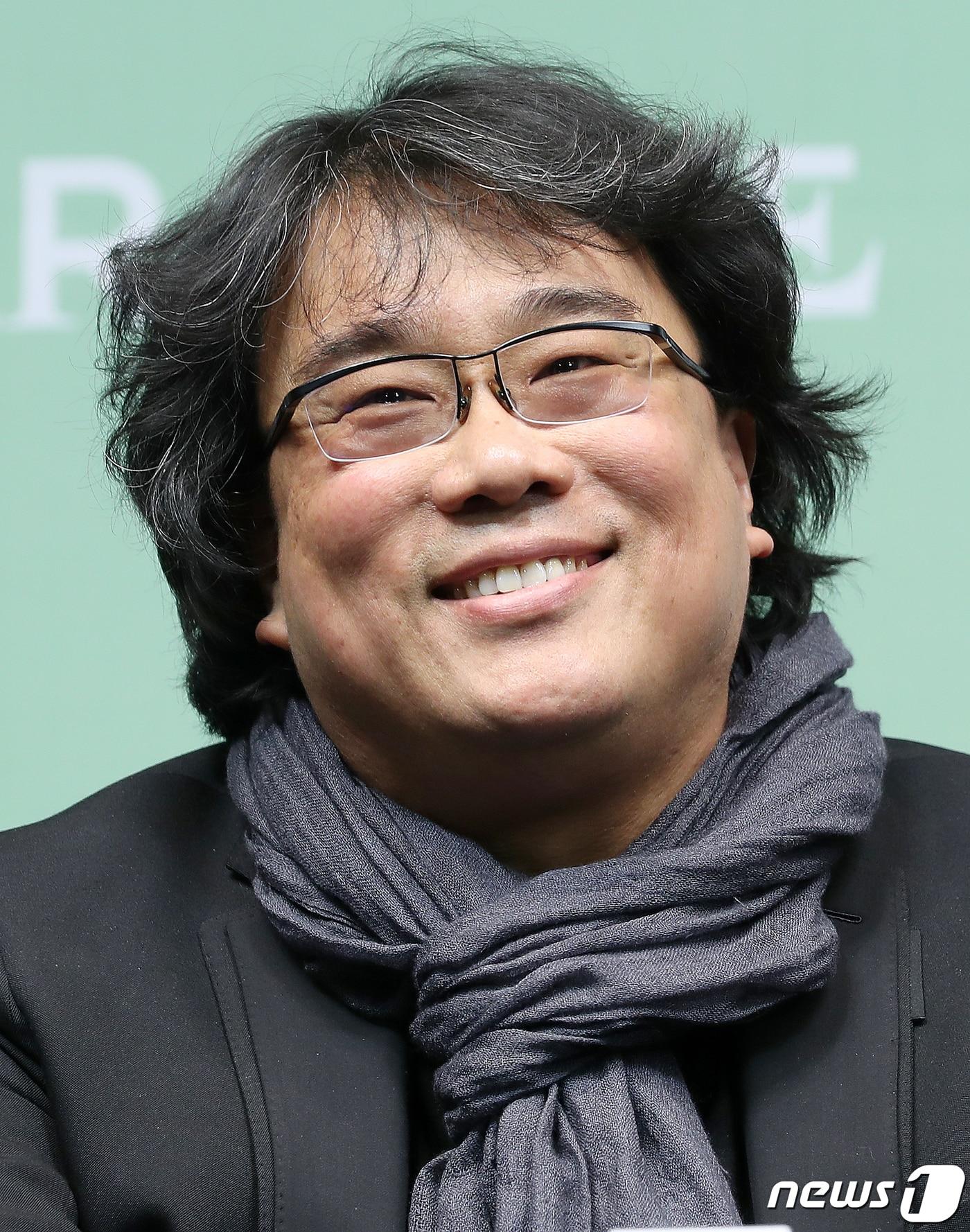 본문 이미지 - 봉준호 감독이 19일 오전 서울 중구 소공로 웨스틴조선호텔에서 열린 영화 ‘기생충’ 기자회견에서 미소를 짓고 있다. 영화 '기생충'은 지난 9일(현지 시간) 한국 영화 최초로 제92회 아카데미 시상식에서 작품상을 비롯해 감독상, 국제극영화상(구 외국어영화상), 각본상을 수상하며 65년 만에 칸 영화제 황금종려상과아카데미 작품상을 동시에 석권하는 쾌거를 거뒀다. 2020.2.19/뉴스1 ⓒ News1 김진환 기자