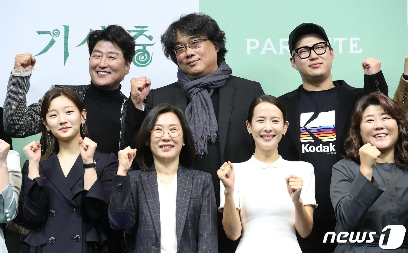 배우 송강호(왼쪽 위 시계방향부터), 봉준호 감독, 한진원 작가, 배우 이정은, 조여정, 곽신애 바른손이앤에이 대표 배우 박소담이 19일 오전 서울 중구 소공로 웨스틴조선호텔에서 열린 영화 ‘기생충’ 기자회견에서 포즈를 취하고 있다. 영화 '기생충'은 지난 9일(현지 시간) 한국 영화 최초로 제92회 아카데미 시상식에서 작품상을 비롯해 감독상, 국제극영화상(구 외국어영화상), 각본상을 수상하며 65년 만에 칸 영화제 황금종려상과아카데미 작품상을 동시에 석권하는 쾌거를 거뒀다. 2020.2.19/뉴스1 ⓒ News1 김진환 기자