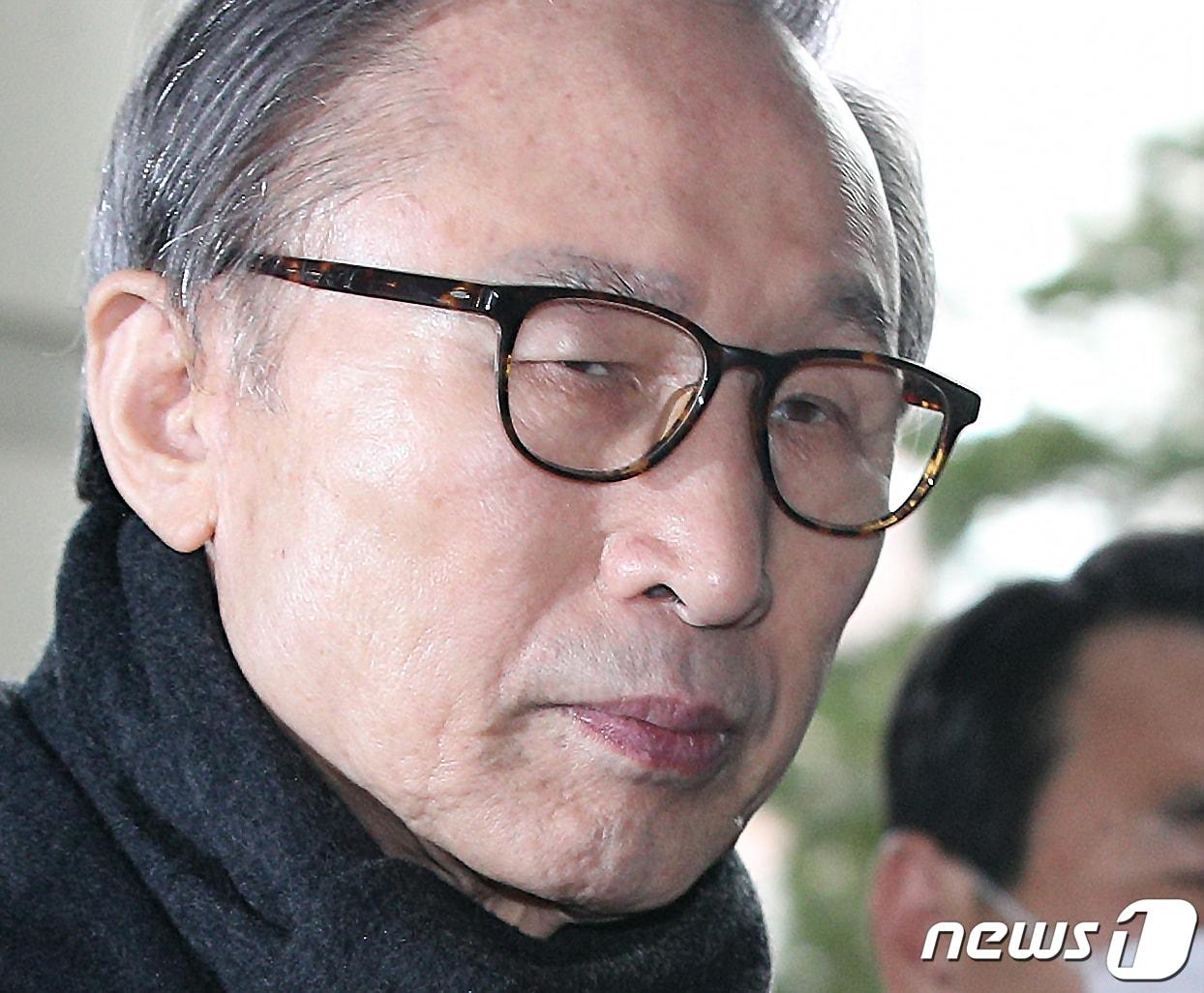 본문 이미지 - 이명박 전 대통령이 19일 오후 서울 서초구 중앙지법에서 열린 특정범죄가중처벌 등에 관한 법률위반(뇌물) 등 항소심 선고공판에 출석하고 있다. 2020.2.19/뉴스1 ⓒ News1 신웅수 기자