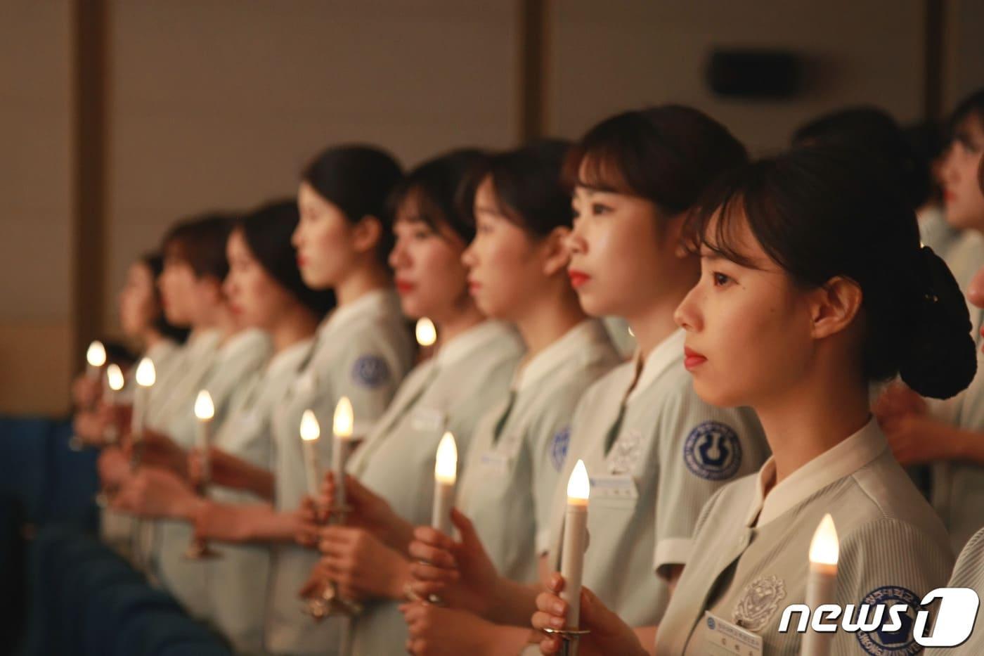 본문 이미지 - 청주대학교 간호학과 학생들(졸업예정자 92명)이 지난달 치러진 60회 간호사 국가고시에 응시해 전원 합격했다. 사진은 청주대 간호학과 나이팅게일 선서식 모습.(청주대학교 제공) 2020.2.19/뉴스1