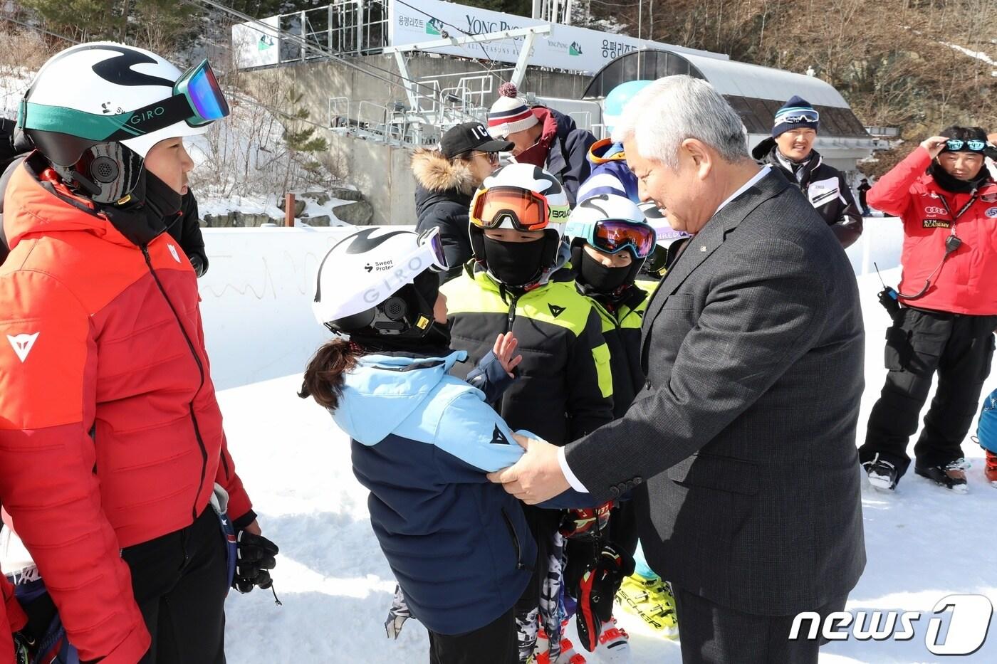 본문 이미지 - 19일 황인홍 전북 무주군수가 강원도 평창군 알펜시아 스키장을 찾아가 제101회 전국동계체육대회 참가 선수와 지도자들을 격려하고 있다.(무주군제공) 2020.2.19 /뉴스1 ⓒ News1 