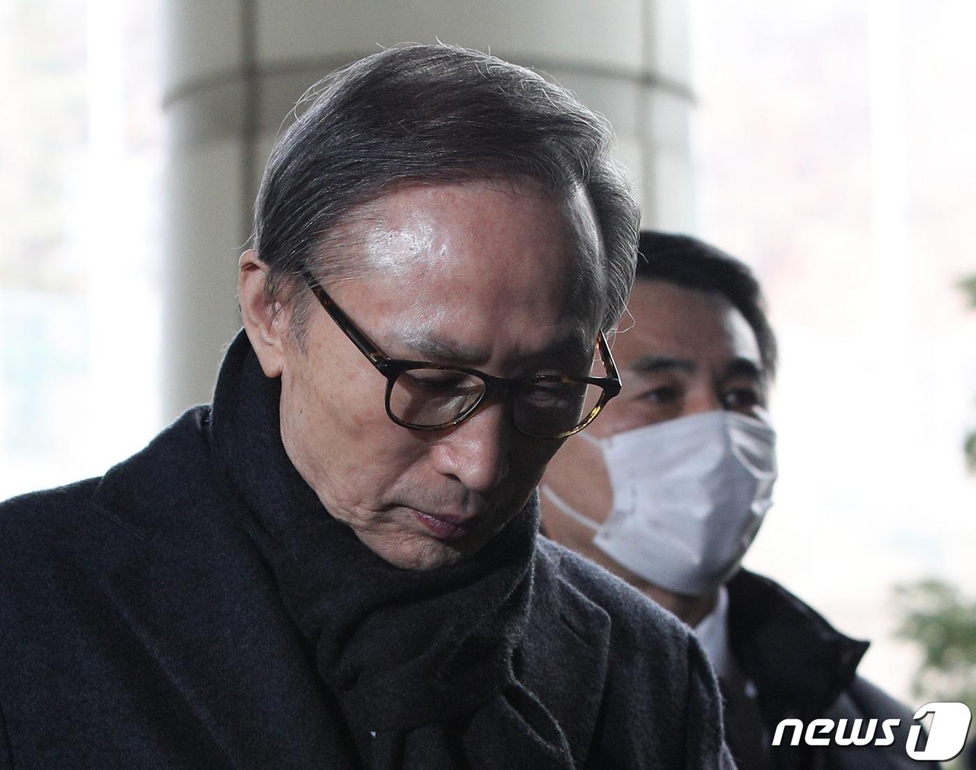 본문 이미지 - 이명박 전 대통령이 19일 오후 서울 서초동 중앙지법에서 열린 특정범죄가중처벌 등에 관한 법률위반(뇌물) 등 항소심 선고공판에 출석하고 있다. /뉴스1 ⓒ News1 신웅수 기자