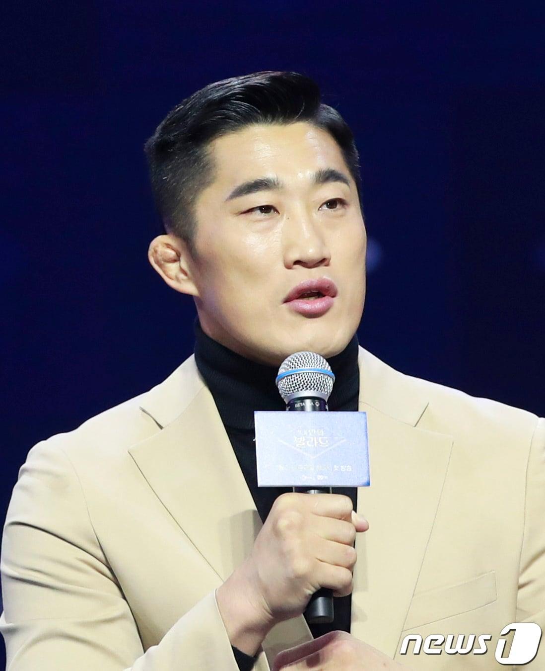 본문 이미지 - 이중격투기 선수 김동현이 19일 오후 경기도 고양시 일산동구 빛마루방송지원센터에서 열린 Mnet 예능프로그램 '내 안의 발라드' 제작발표회에 참석해 인사말을 하고 있다. ‘내 안의 발라드’는 발라드 명곡을 발견하는 재미에 더해 초보 발라더들의 진짜 앨범 도전기를 그렸다. 2020.2.19 ⓒ 뉴스1 권현진 기자
