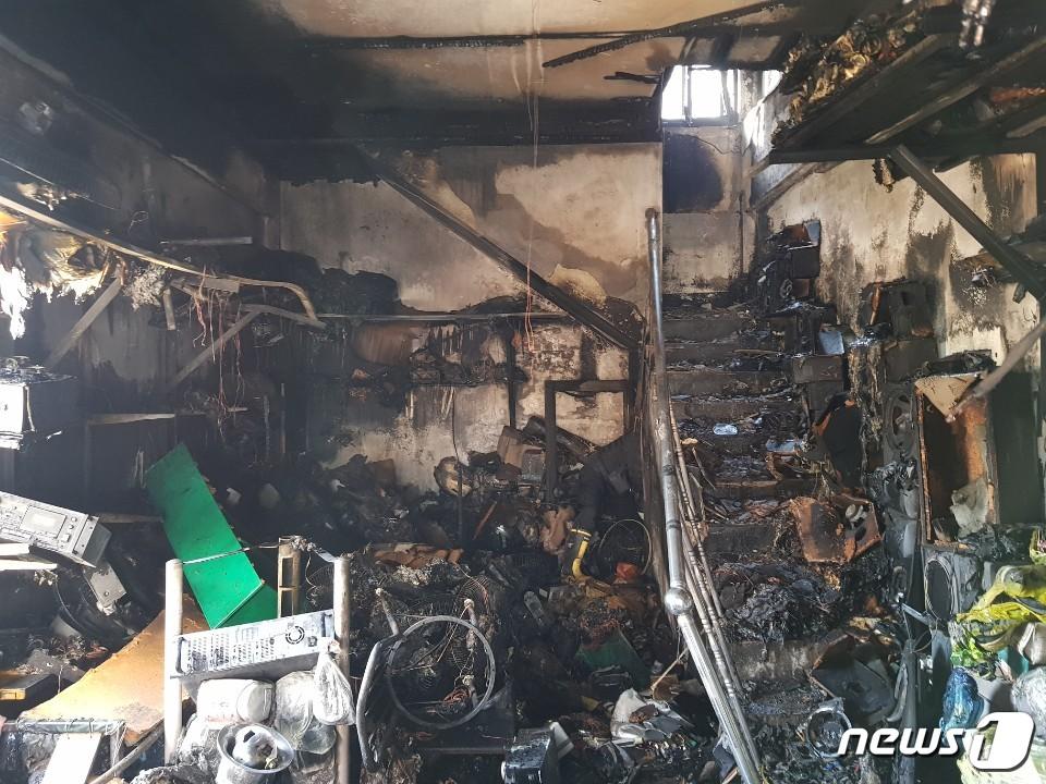 본문 이미지 - 19일 오후 1시18께 전북 부안군 부안읍의 한 3층 상가주택 복합건물에서 화재가 발생해 80대 노부부가 연기에 질식해 숨졌다. (전북소방본부 제공) 2020.2.19 /뉴스1