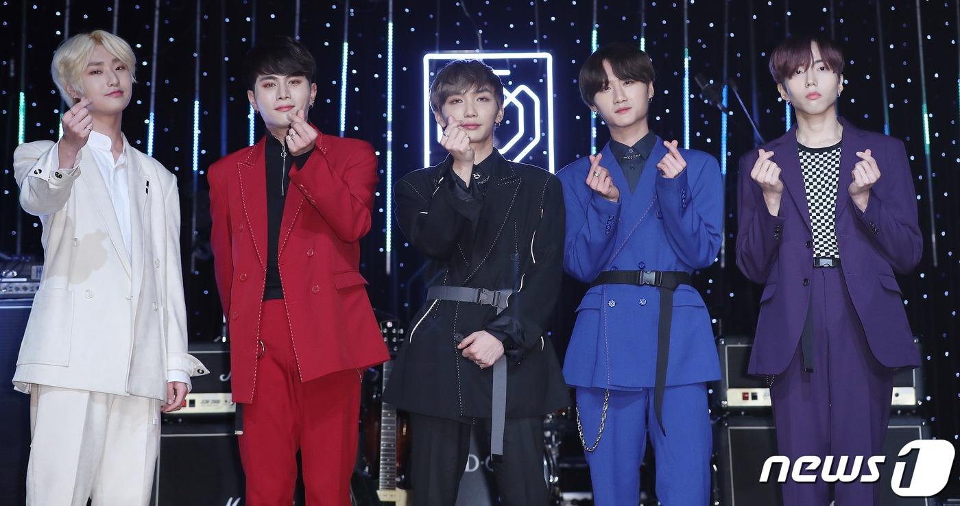 글로벌 아이돌 밴드 디코이(D.COY)의 드럼 도선(왼쪽부터), 키보드 정민, 메인보컬 성우, 베이스 원신, 기타 혁진이 19일 오후 서울 마포구 어울마당로 홍대 롤링홀에서 열린 데뷔 싱글 'COLOR MAGIC' 발매 쇼케이스에서 포토타임을 갖고 있다. 2020.2.19/뉴스1 ⓒ News1 김진환 기자