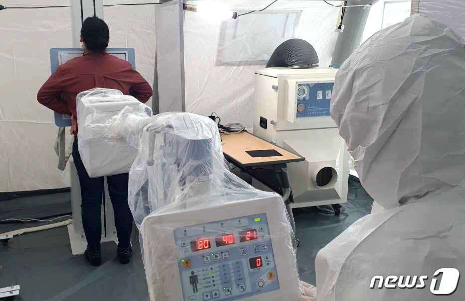 본문 이미지 - 신종 코로나바이러스 감염증(코로나19) 진단을 위해 울산 동구보건소 선별진료소에 설치된 이동형 엑스레이 장비. (울산 동구 제공) ⓒ 뉴스1