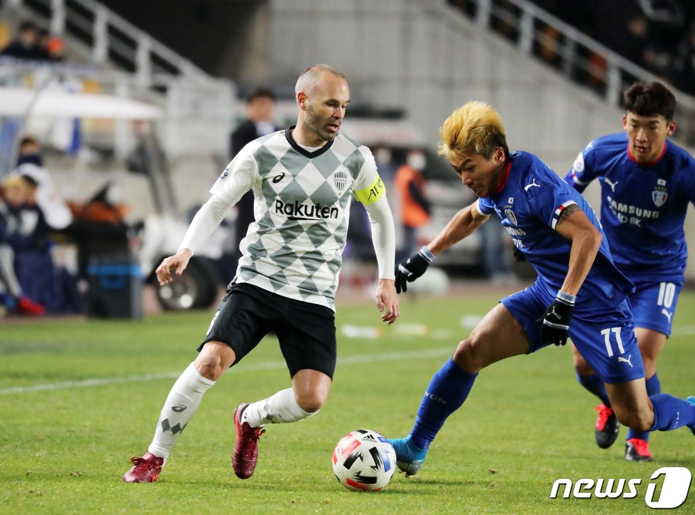 본문 이미지 - 19일 오후 경기도 수원시 팔달구 수원월드컵경기장에서 열린 아시아축구연맹(AFC) 챔피언스리그(ACL) G조 조별리그 1차전 수원 삼성 블루윙즈와 비셀 고베의 경기에서 고베 이니에스타가 드리블 돌파하고 있다. 2020.2.19/뉴스1 ⓒ News1 조태형 기자