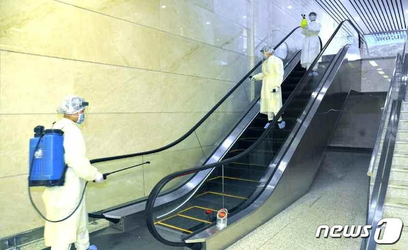 본문 이미지 - (평양 노동신문=뉴스1) =  작년 2월 북한 평양 국제비행장 방역 모습. [국내에서만 사용가능. 재배포 금지. DB 금지. For Use Only in the Republic of Korea. Redistribution Prohibited] rodongphoto@news1.kr