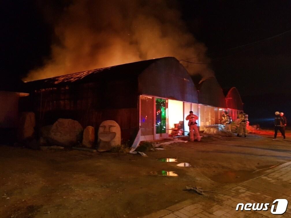 본문 이미지 - 2일 오후 1시41분쯤 부산 금정구 선동에 있는 화훼용 비닐하우스에서 불이 나 40여분만에 진화됐다. 소방대원들이 진압 작전을 벌이고 있다.(부산지방경찰청 제공)ⓒ 뉴스1