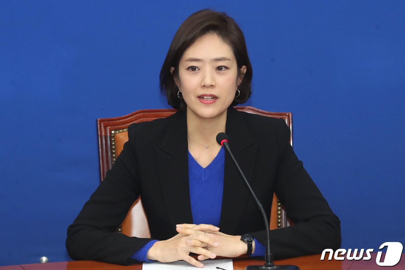 고민정 전 대통령비서실 대변인이 2일 오후 서울 여의도 국회에서 더불어민주당 입당 기자회견을 갖고 소감을 밝히고 있다. 2020.2.2/뉴스1 ⓒ News1 임세영 기자