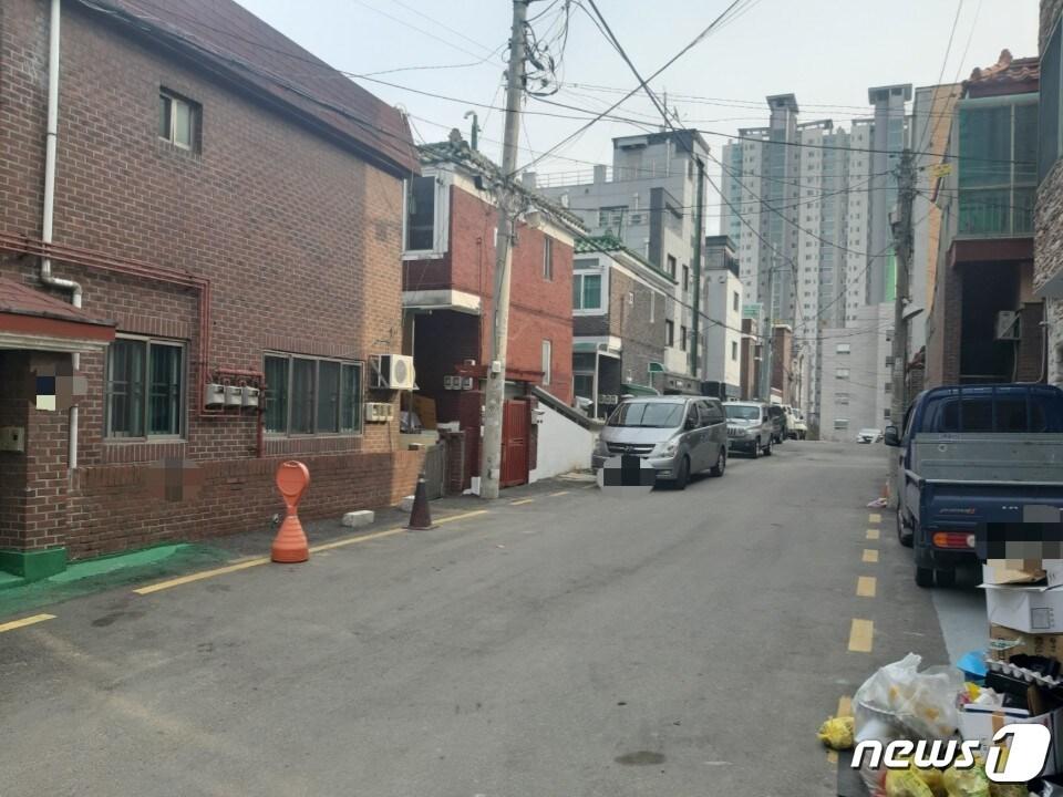 본문 이미지 - '신종 코로나 바이러스 감염증'(우한폐렴) 국내 15번째 확진자가 경기 수원시 장안구 천천동 주민인 것으로 파악된 가운데 천천동 소재 한 다세대주택은 사람 한 명 모습이 보이지 않았다. 해당 다세대주택은 확진자 거주구역과는 무관함.ⓒ 뉴스1 유재규 기자