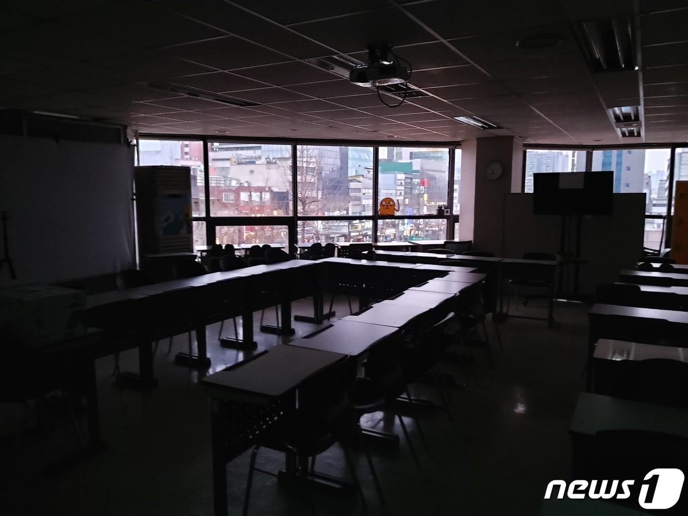 본문 이미지 - 불꺼진 취업준비 자격증 학원 ⓒ 뉴스1 정지형 기자